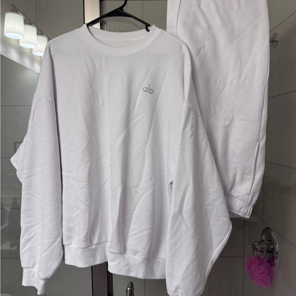 ALO Yoga Men's Classic White Crewneck Sweater - Picture 1 of 1
